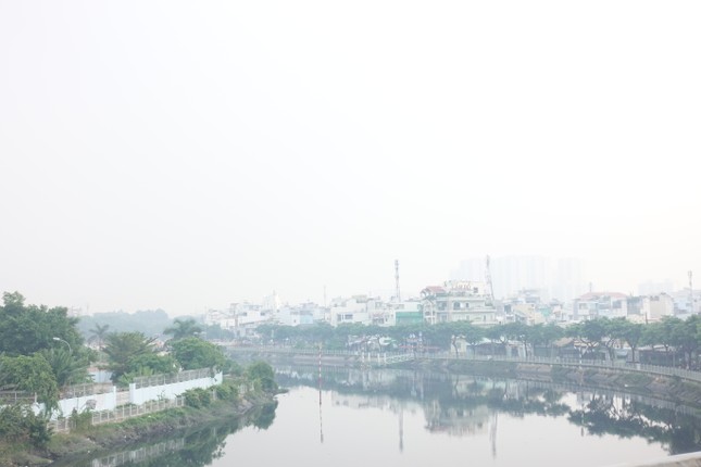 TPHCM chìm trong sương mù, nồng độ bụi mịn vượt ngưỡng cho phép-7