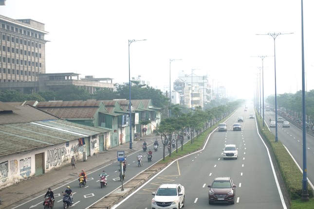TPHCM chìm trong sương mù, nồng độ bụi mịn vượt ngưỡng cho phép-8