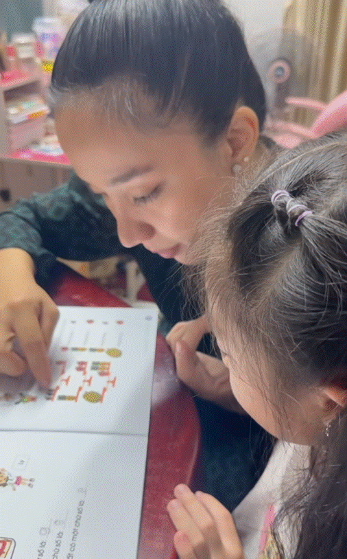 Vợ chồng Lê Dương Bảo Lâm dạy con học Toán lớp 1, than trời vì đề bài quá khó-3
