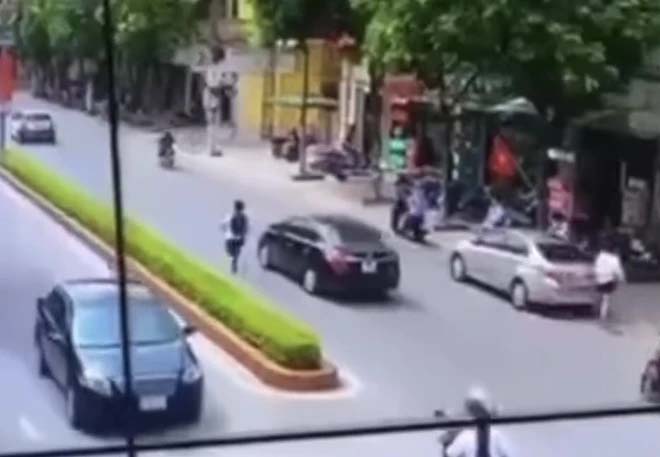 Công an xác minh vụ việc học sinh chạy xe vượt đầu ô tô rồi gặp tai nạn ở Hà Nam-1