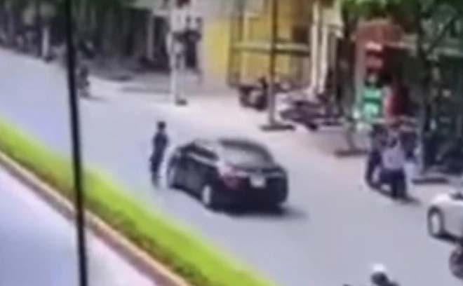 Công an xác minh vụ việc học sinh chạy xe vượt đầu ô tô rồi gặp tai nạn ở Hà Nam-2