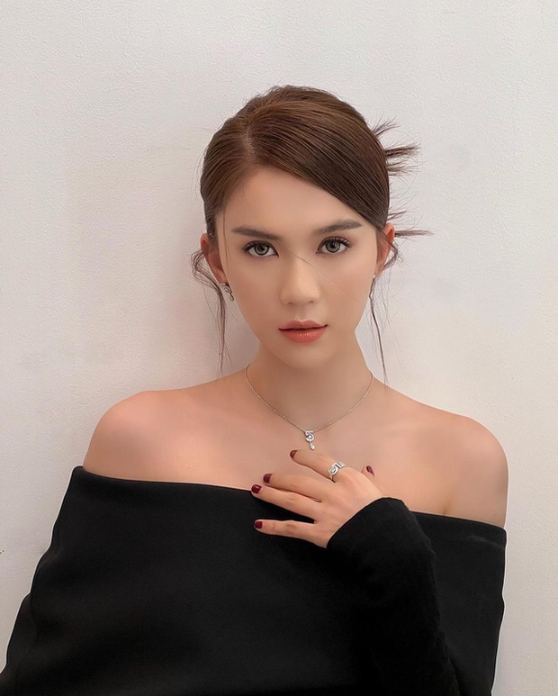 Bị xử phạt hành chính vì diễn xiếc trên moto, Ngọc Trinh có động thái gì?-1