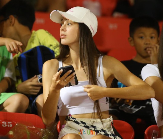 Bắt trọn mọi biểu cảm của vợ mẫu tây Bùi Tiến Dũng trên sân vận động, đẹp không góc chết-3