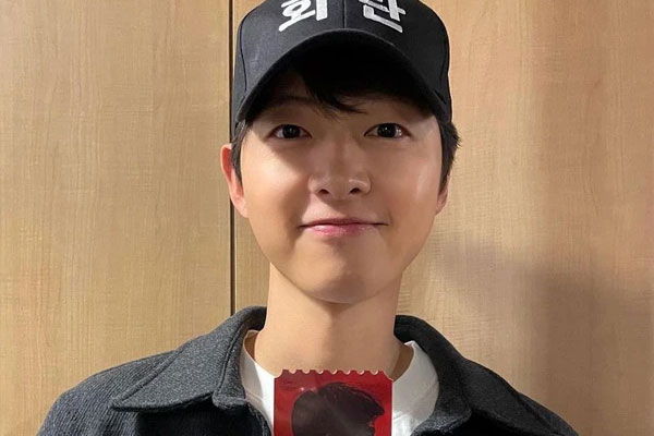 Song Joong Ki dạo phố cùng vợ và quý tử, có khoảnh khắc thể hiện tình cảm với bà xã gây chú ý-4