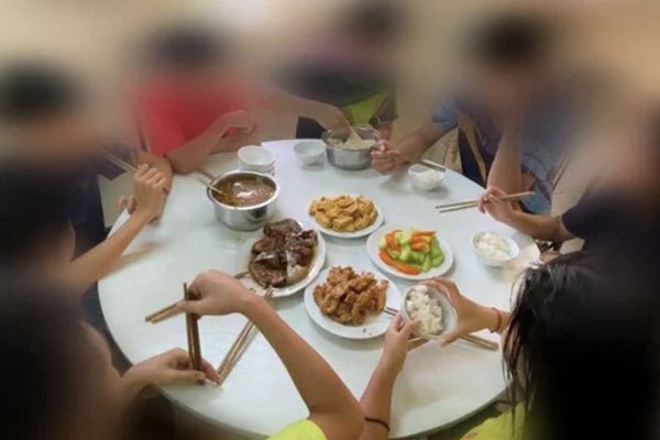 Bị đâm trọng thương sau khi lao ô tô vào sân nhà cô gái đã có hôn ước-2