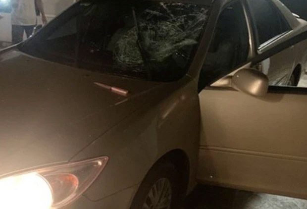 Bị đâm trọng thương sau khi lao ô tô vào sân nhà cô gái đã có hôn ước-1