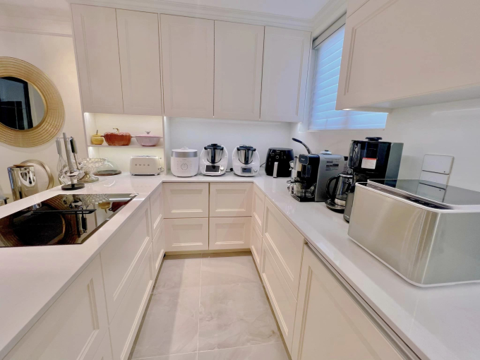 Chỉ thuật giấu dây diện, MC Diệp Chi nhân tiện flex luôn căn nhà sang rộng chẳng kém khách sạn 5 sao-8