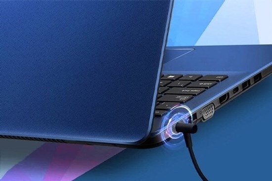 Có nên bật máy tính hay sạc máy tính qua đêm?