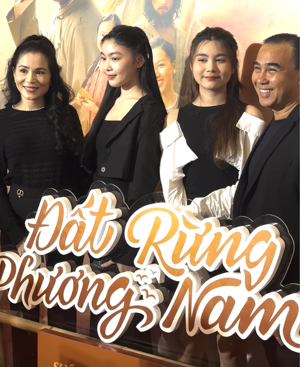 Vợ chồng MC Quyền Linh và 2 con gái cân đẹp” camera thường, hành động của ái nữ gây chú ý-5