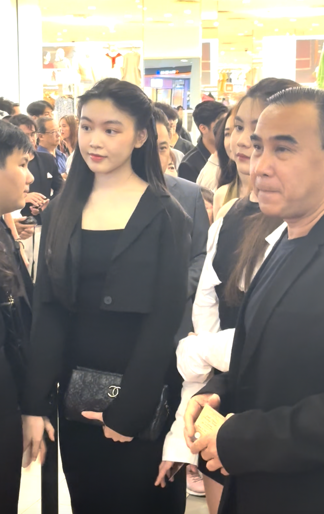 Vợ chồng MC Quyền Linh và 2 con gái cân đẹp” camera thường, hành động của ái nữ gây chú ý-4