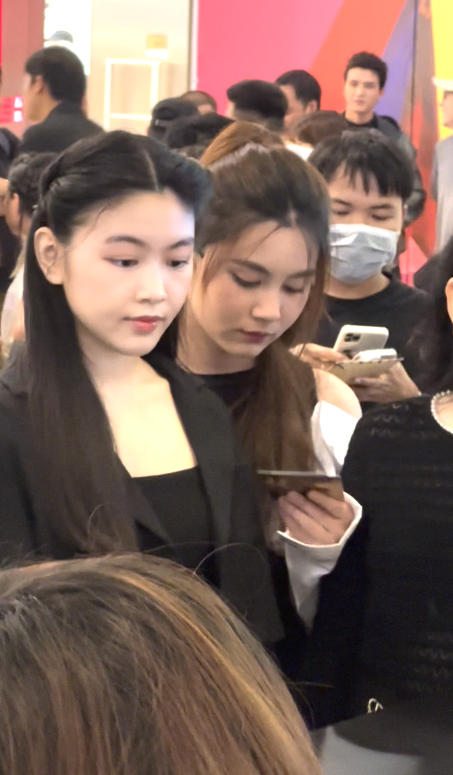 Vợ chồng MC Quyền Linh và 2 con gái cân đẹp” camera thường, hành động của ái nữ gây chú ý-3