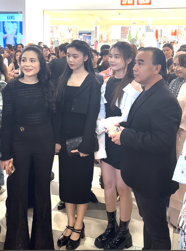 Vợ chồng MC Quyền Linh và 2 con gái cân đẹp” camera thường, hành động của ái nữ gây chú ý-2