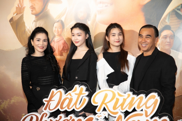 Vợ chồng MC Quyền Linh và 2 con gái cân đẹp” camera thường, hành động của ái nữ gây chú ý-1