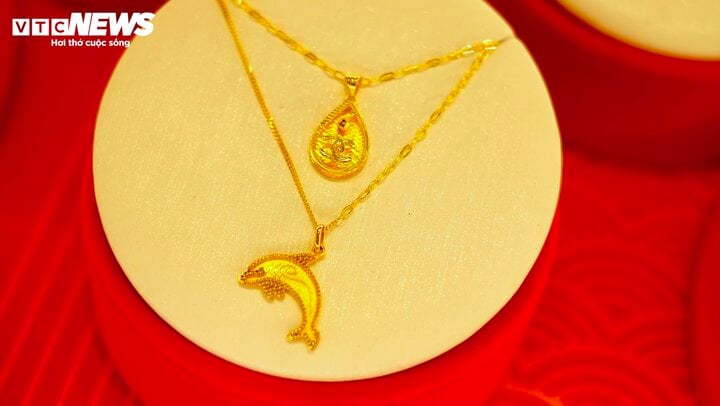 Liên tiếp phá đỉnh của năm, giá vàng SJC vượt 70 triệu đồng/lượng-1