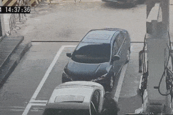 Clip: Nhầm chân ga, ô tô điện lao vào trạm xăng rồi bốc cháy dữ dội