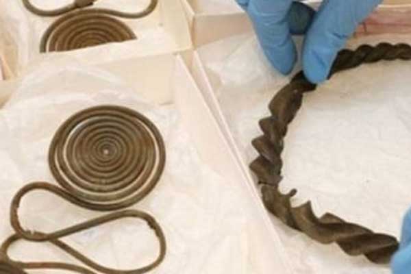 Cuốc đất, công nhân tìm thấy kho báu đồ gốm sứ giá hơn 32.000 tỷ đồng-2