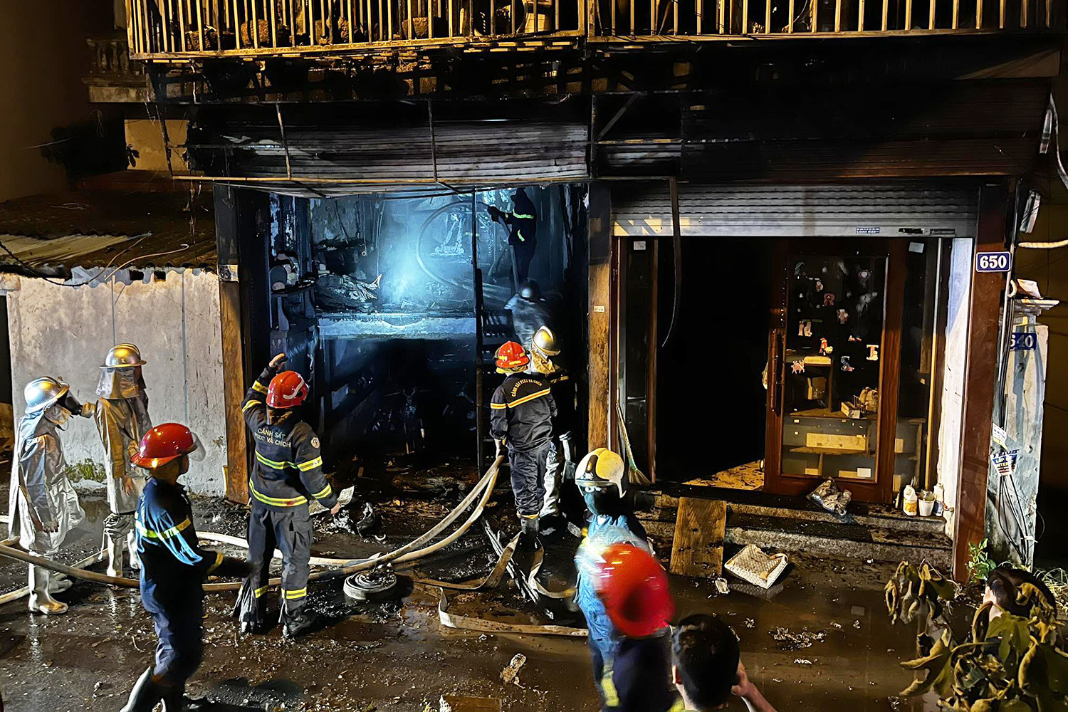 5 người mắc kẹt trong ngôi nhà 4 tầng bốc cháy ở Hà Nội-1