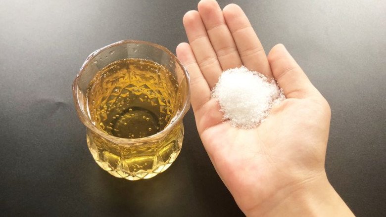 Đổ bia vào muối ăn, giải quyết nhiều vấn đề trong nhà, thật tiếc giờ tôi mới biết mẹo này-1