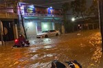 Giao thông rối loạn, ô tô bơi giữa phố do mưa lớn, Đà Nẵng cho học sinh nghỉ học-19