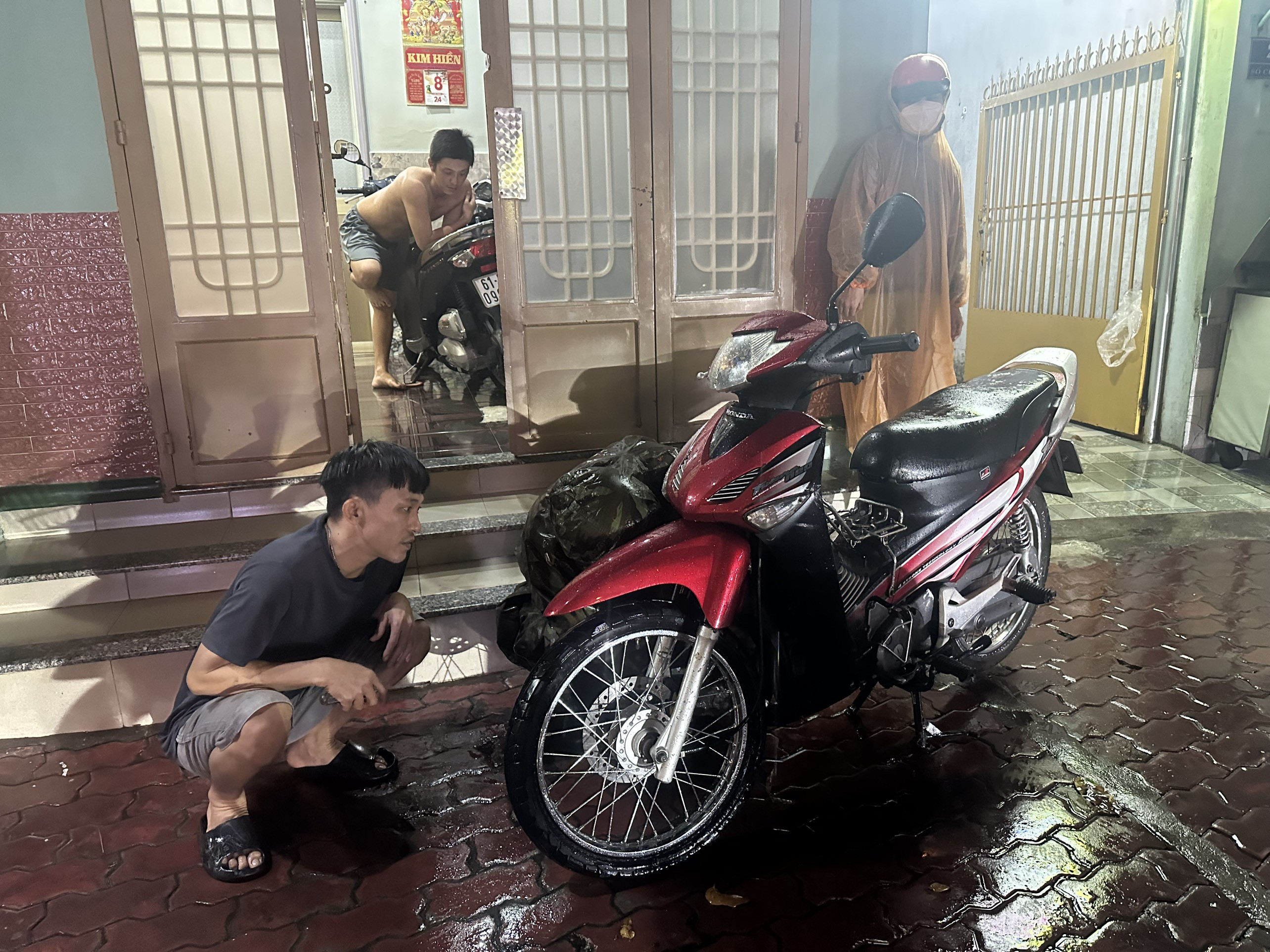 Mưa lớn, nhiều tuyến đường ở Bình Dương ngập sâu-4
