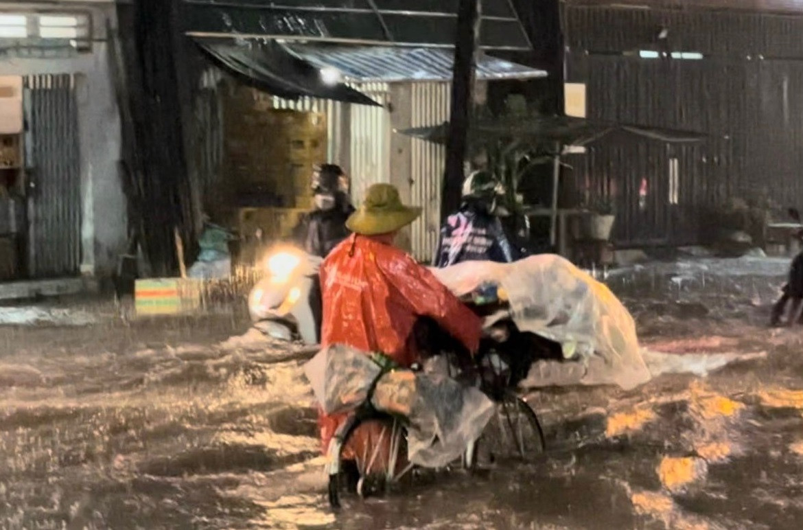 Mưa lớn, nhiều tuyến đường ở Bình Dương ngập sâu-3