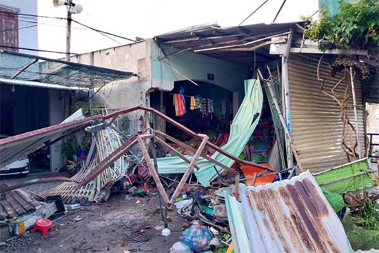 Xe container tông sập dải phân cách, lao vào nhà dân ở Vũng Tàu