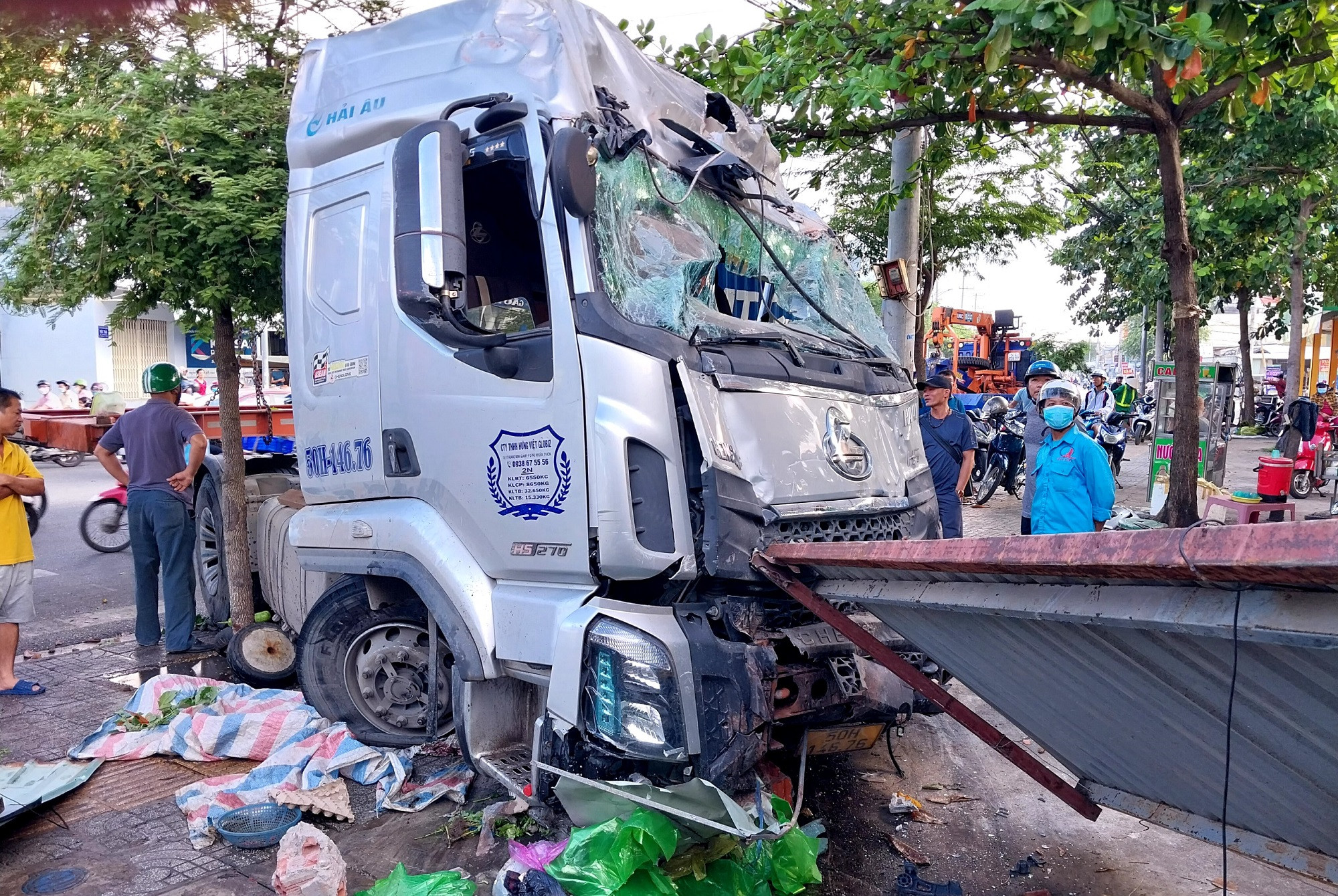 Xe container tông sập dải phân cách, lao vào nhà dân ở Vũng Tàu-3