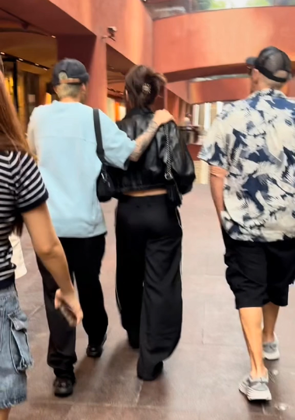 Tóm dính Chi Pu - Amber đánh lẻ tại nước ngoài, netizen rần rần khi phát hiện một món đồ đôi-4