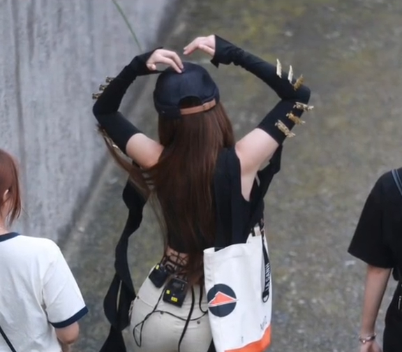 Tóm dính Chi Pu - Amber đánh lẻ tại nước ngoài, netizen rần rần khi phát hiện một món đồ đôi-5