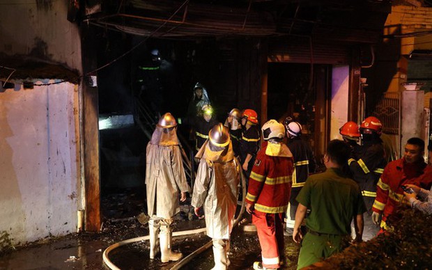 Hàng xóm kể lại thời khắc lửa bốc cháy tại căn nhà 4 tầng: Mọi người trèo qua hành lang tầng 2 nhảy xuống-1