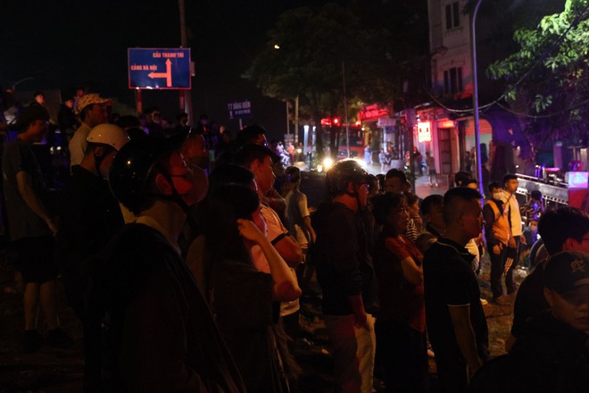 Hàng xóm kể lại thời khắc lửa bốc cháy tại căn nhà 4 tầng: Mọi người trèo qua hành lang tầng 2 nhảy xuống-2