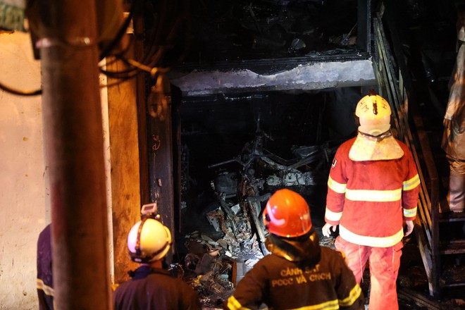 Hàng xóm kể lại thời khắc lửa bốc cháy tại căn nhà 4 tầng: Mọi người trèo qua hành lang tầng 2 nhảy xuống-3