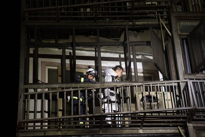 Hàng xóm kể lại thời khắc lửa bốc cháy tại căn nhà 4 tầng: Mọi người trèo qua hành lang tầng 2 nhảy xuống-4