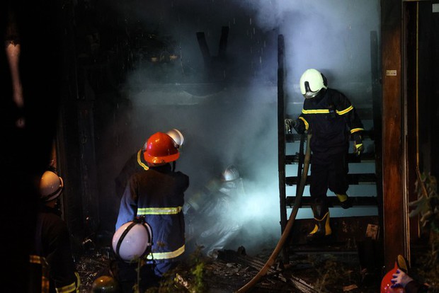 Hàng xóm kể lại thời khắc lửa bốc cháy tại căn nhà 4 tầng: Mọi người trèo qua hành lang tầng 2 nhảy xuống-5