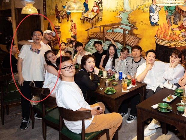 Anh Đức dính như sam với người yêu tin đồn, để lộ hành động đáng nghi trong tiệc thân mật với hội bạn-3