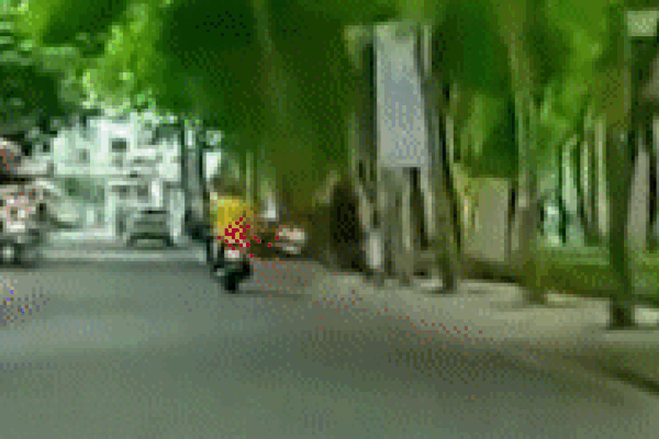 Nam thanh niên bất ngờ chiếm xe đặc chủng của CSGT rồi rồ ga bỏ chạy-2