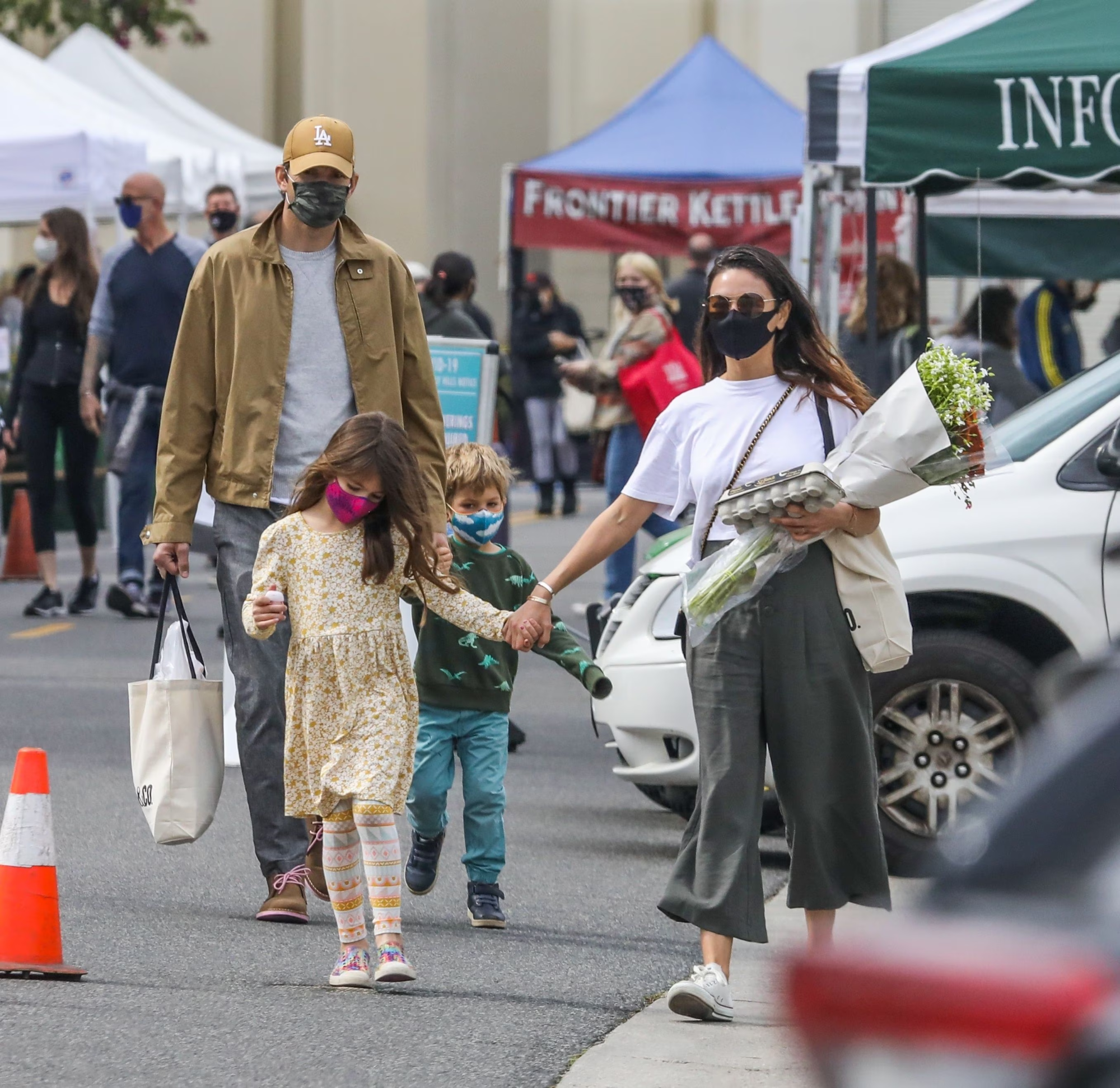 Không ai tin đây là bức ảnh của một gia đình triệu phú siêu giàu: Tiết lộ 1 cách dạy con vô cùng ý nghĩa-3