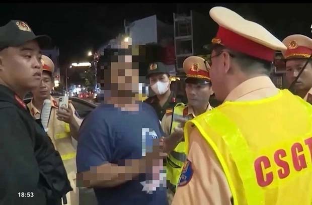 Nam thanh niên bất ngờ chiếm xe đặc chủng của CSGT rồi rồ ga bỏ chạy-1