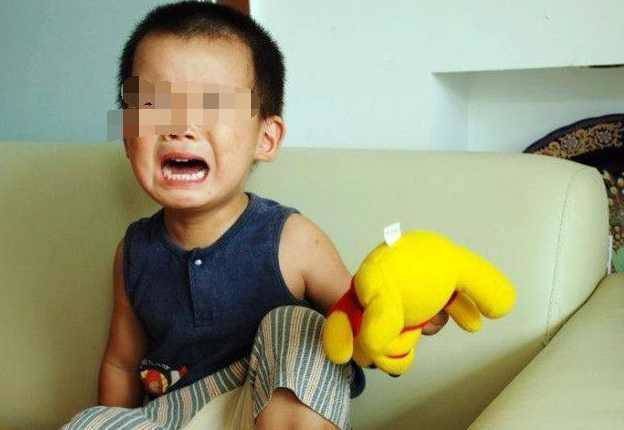 Con 3 tuổi đi nhà trẻ về khóc nói Con đau quá, không tiểu được!, mẹ òa khóc khi thay đồ-1