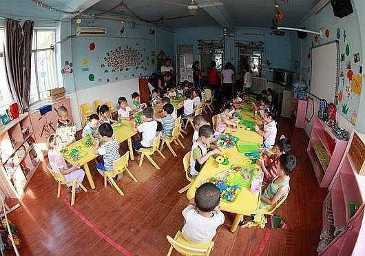 Con 3 tuổi đi nhà trẻ về khóc nói Con đau quá, không tiểu được!, mẹ òa khóc khi thay đồ-2