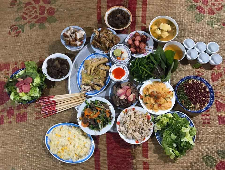 Mệt mỏi vì nhà chồng mỗi lần giỗ tết đều làm hàng chục mâm cỗ-1