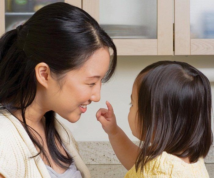 Con 3 tuổi đi nhà trẻ về khóc nói Con đau quá, không tiểu được!, mẹ òa khóc khi thay đồ-5