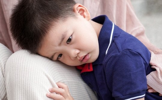 Con 3 tuổi đi nhà trẻ về khóc nói Con đau quá, không tiểu được!, mẹ òa khóc khi thay đồ-7