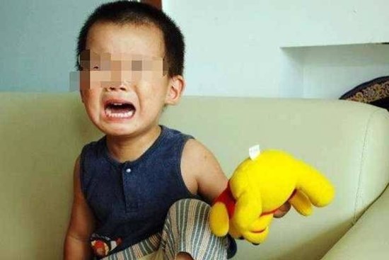 Con 3 tuổi đi nhà trẻ về khóc nói