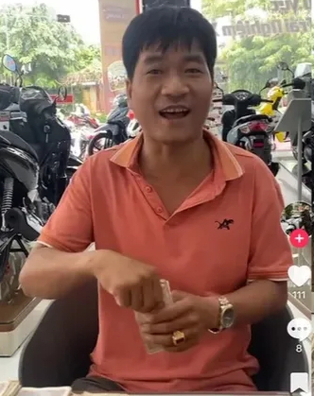 Chồng tích tiền lẻ cất trong balo, 2 năm sau khiến vợ ngỡ ngàng với món quà khủng-1