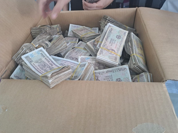 Chồng tích tiền lẻ cất trong balo, 2 năm sau khiến vợ ngỡ ngàng với món quà khủng-2