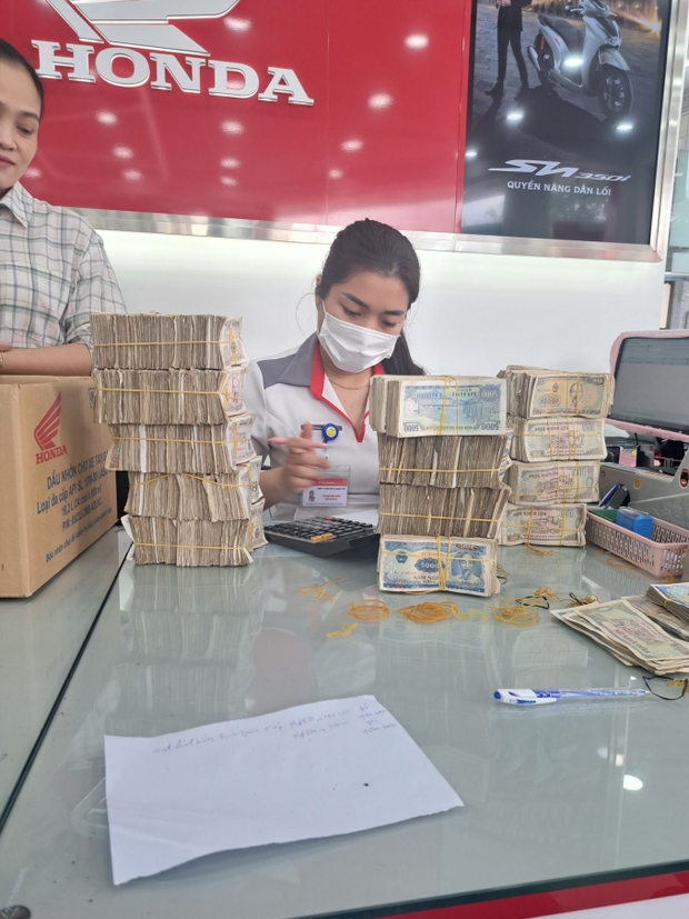 Chồng tích tiền lẻ cất trong balo, 2 năm sau khiến vợ ngỡ ngàng với món quà khủng-3