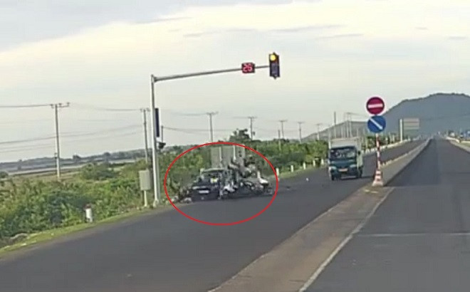 Vụ thiếu niên 16 tuổi lái ô tô tông loạt xe máy chờ đèn đỏ: Khởi tố 2 cha con-1