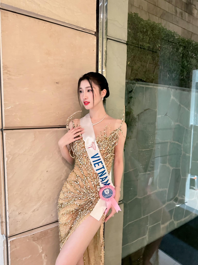 Phương Nhi vướng tranh cãi vì né camera, được xướng tên nhận 1 giải gây lo lắng khi chinh chiến Miss International-1