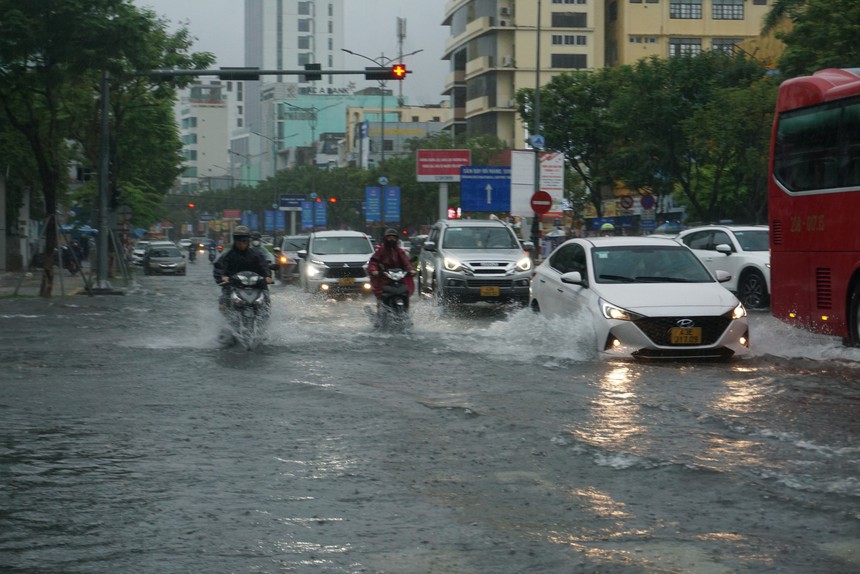 Giao thông rối loạn, ô tô bơi giữa phố do mưa lớn, Đà Nẵng cho học sinh nghỉ học-1